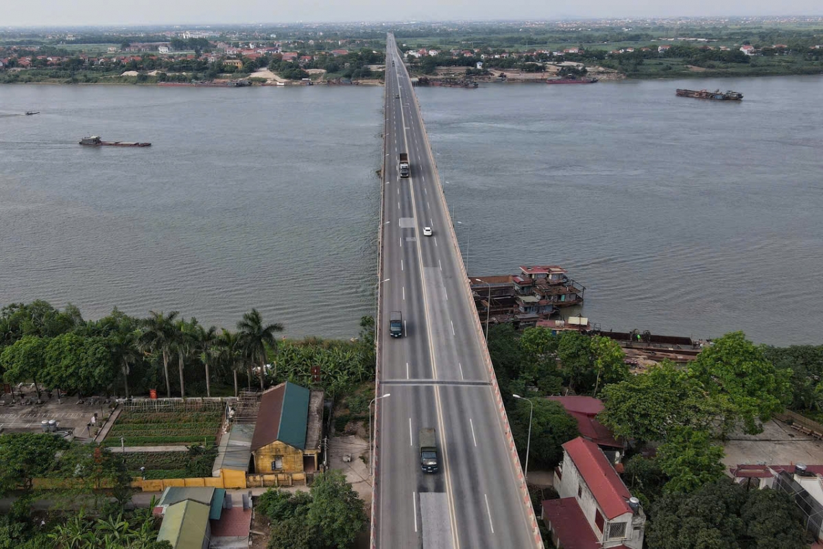 Hiện nay, để di chuyển từ phường Hòa Bình đi phường Việt Trì có 2 lộ trình di chuyển chính đó là di chuyển theo đường cao tốc Hoà Lạc - Hoà Bình - Quốc lộ 21 - TX Sơn Tây (Hà Nội) - qua cầu Vĩnh Thịnh - đi theo quốc lộ 2C và đi Việt Trì với chiều dài quãng đường khoảng 80km. Ảnh: Tuấn Trung.