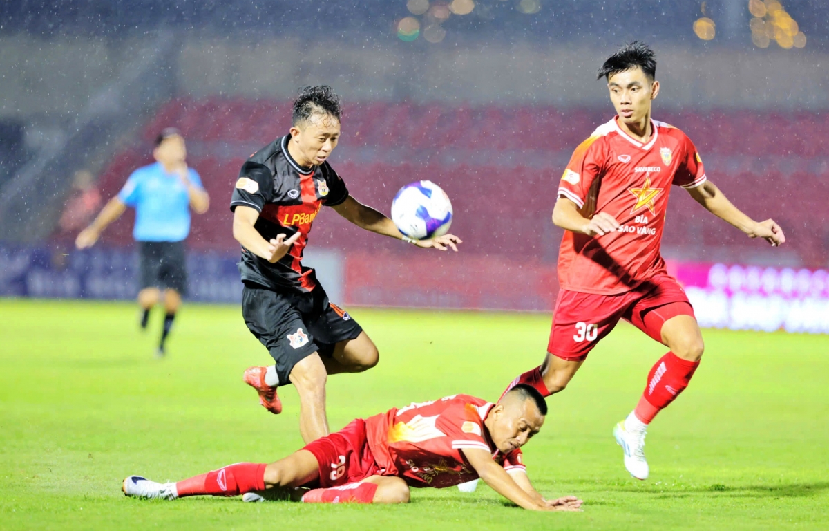 Tiền vệ Châu Ngọc Quang dính chấn thương nặng và nhiều khả năng nghỉ thi đấu từ 6 đến 9 tháng. (Ảnh: VPF)