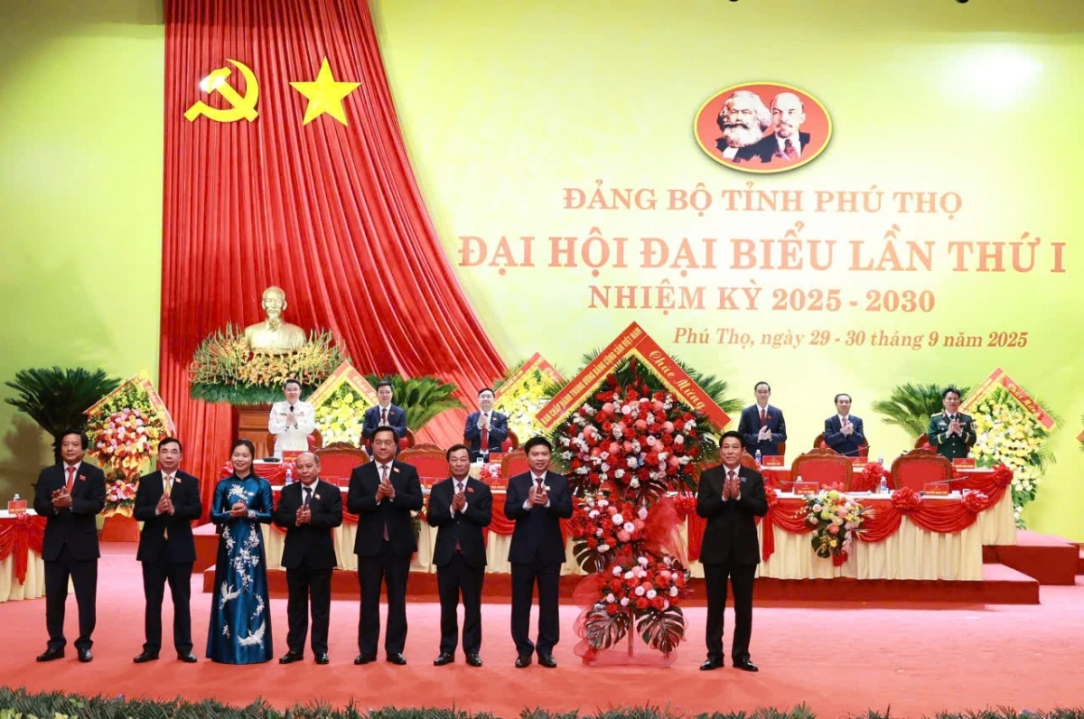Chủ tịch nước Lương Cường trao quyết định và tặng lẵng hoa chúc mừng Ban thường vụ Tỉnh ủy Phú Thọ.