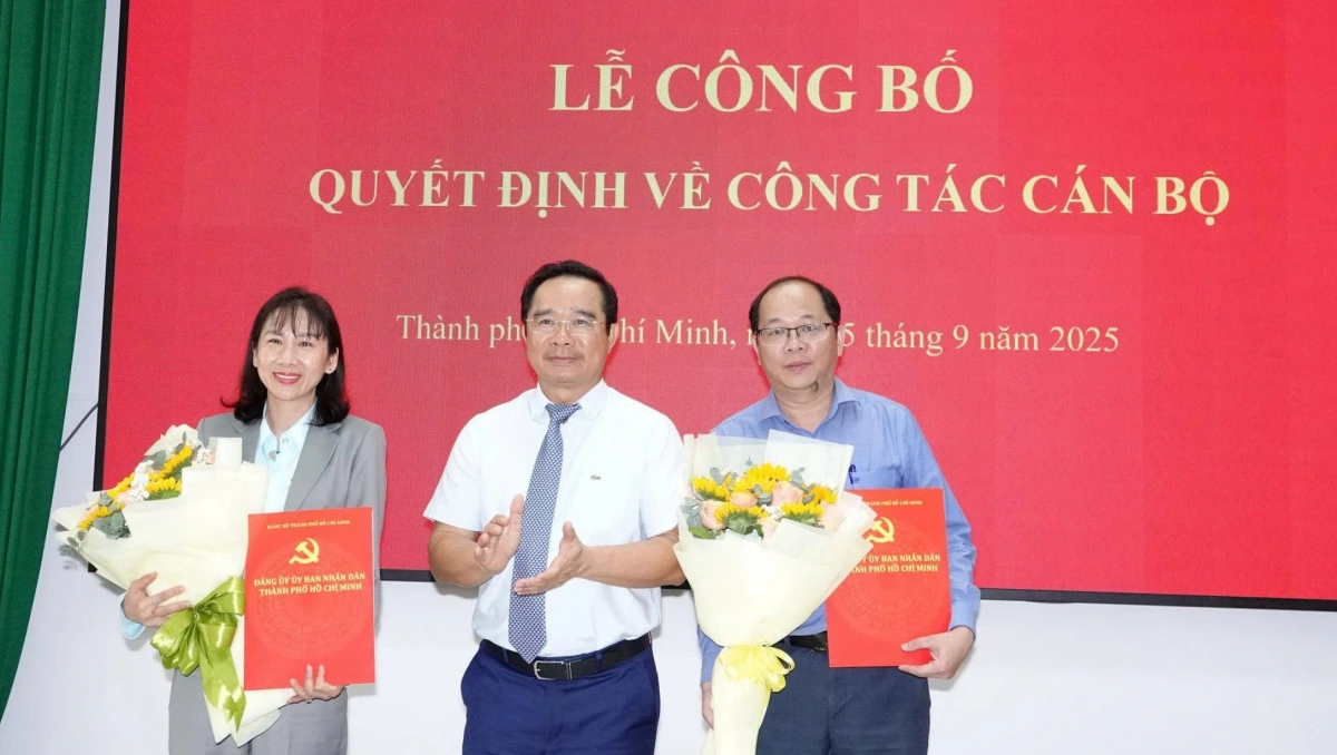 Chủ tịch UBND TP.HCM Nguyễn Văn Được trao quyết định cho hai nhân sự (ảnh N.V)