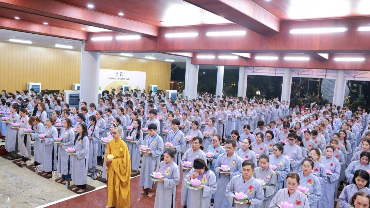 Trước đó một số ngôi chùa đã tổ chức các hoạt động như thả hoa đăng, bông hồng cài áo,...(ảnh: chùa Diệu Pháp)