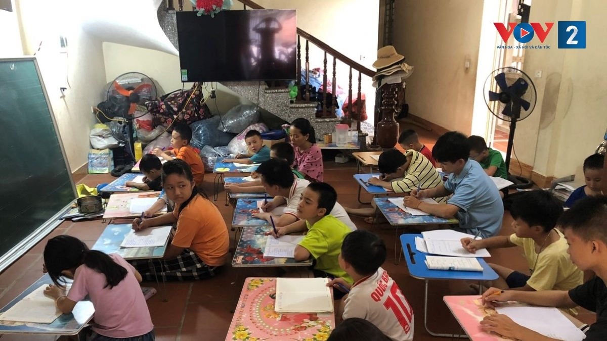 Lớp học của chị Sinh tiếp nhận các em nhỏ học từ lớp 1 đến lớp 5.