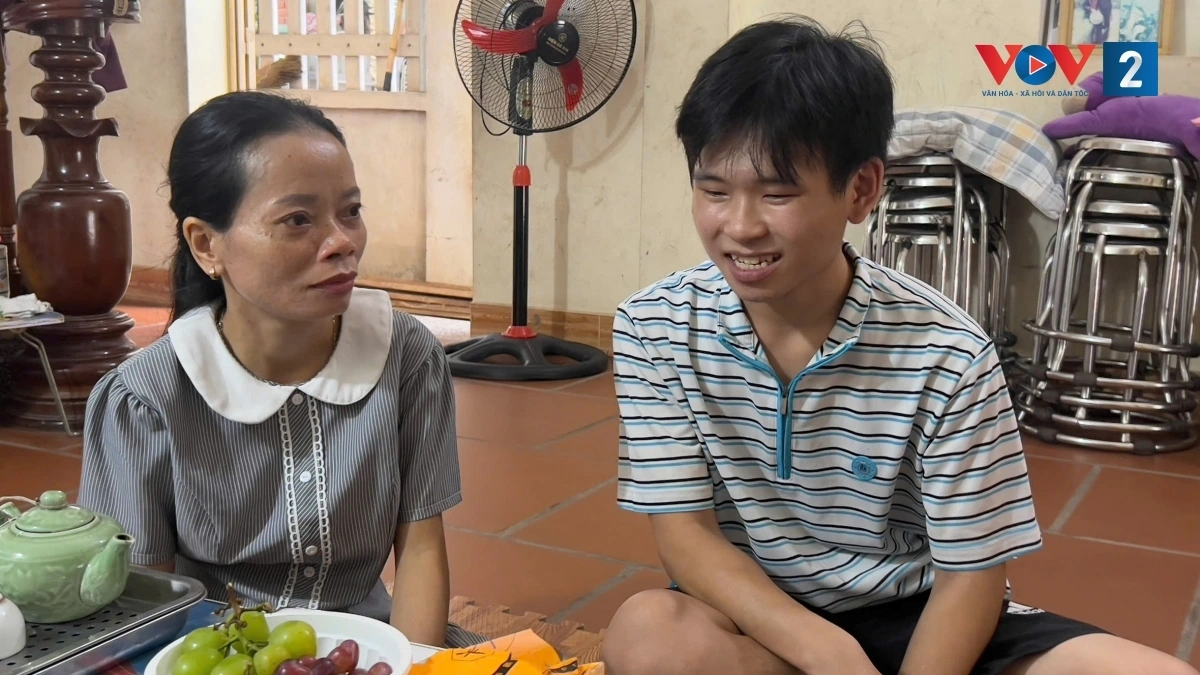 Hạn chế về trí nhớ, Nguyễn Tiến Dũng không thể theo học chương trình ở trường nên được gia đình gửi đến lớp học của cô giáo Sinh.