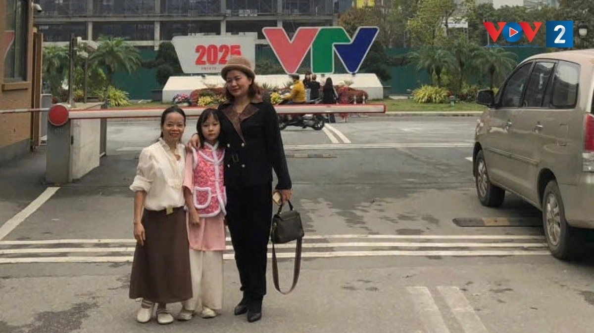 Chị Nguyễn Thị Quy (đứng bên phải) luôn là chỗ dựa tinh thần, giúp chị Sinh vượt qua mọi trở ngại trong cuộc sống.