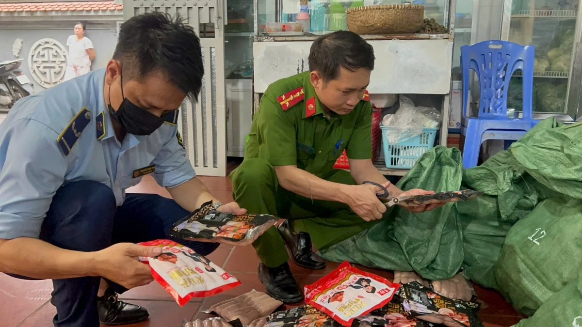 Cơ quan chức năng kiểm tra nguồn gốc, nhãn mác thực phẩm. Ảnh: PV