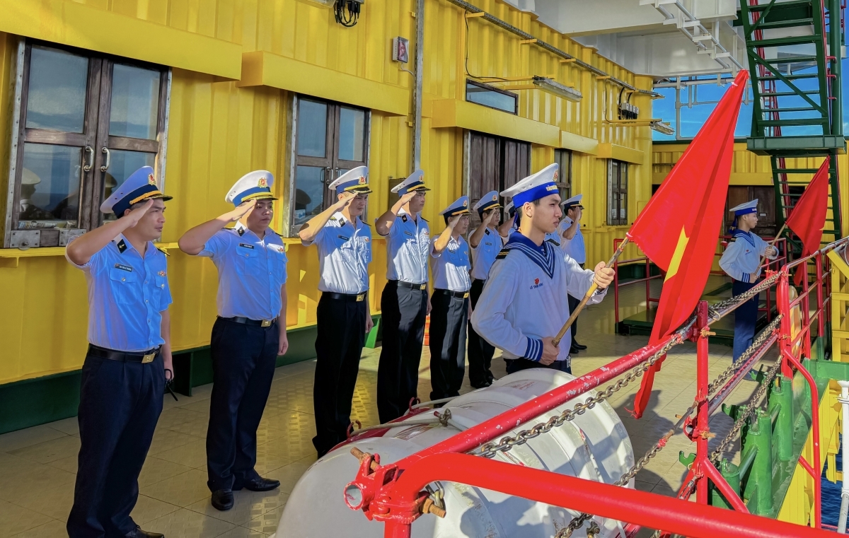 Cờ Tổ quốc cũng được dùng để tiễn đoàn công tác đến thăm, kiểm tra Nhà giàn.