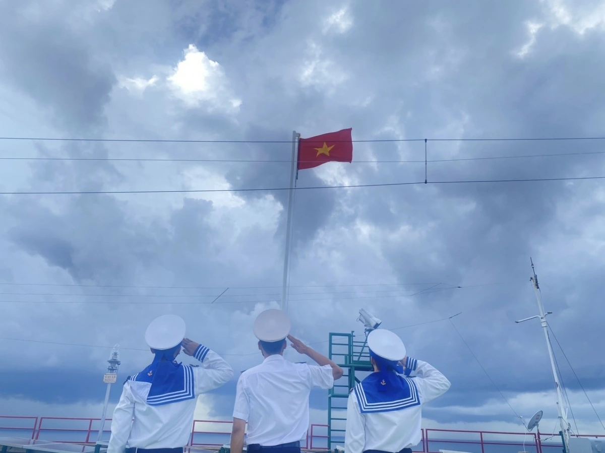 Cán bộ, chiến sĩ treo Quốc kỳ trên Nhà giàn DK1.