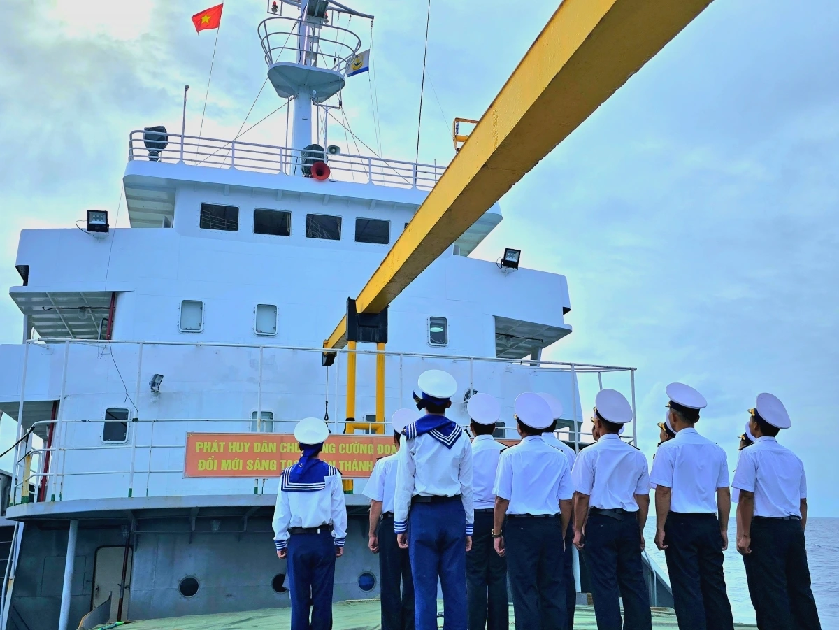 Chào cờ giữa biển khơi, trên những con tàu ngày đêm canh giữ, bảo vệ chủ quyền trên biển. 