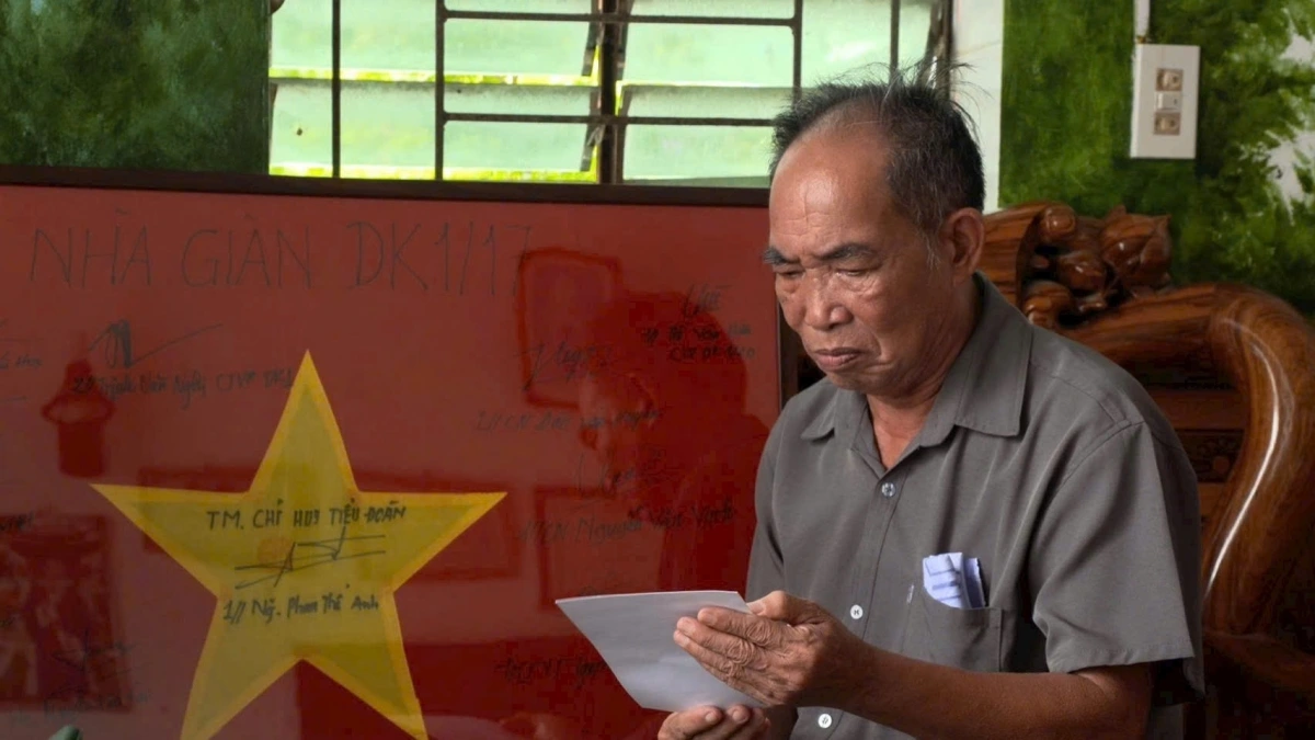 Lá cờ và bức thư của cán bộ, chiến sĩ Tiểu đoàn DK1, gửi tặng ông Vũ Quang Dương, thân phụ liệt sĩ Vũ Quang Chương trong dịp Quốc khánh 2/9.