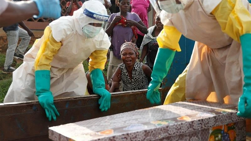 Nhân viên y tế xử lý thi thể người tử vong vì bệnh Ebola. Ảnh: Aljazeera.