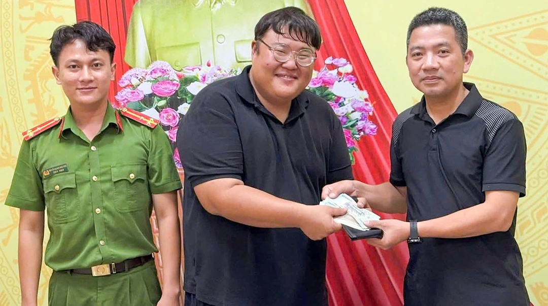 Công an trao trả tiền bị mất cho du khách (Ảnh Công an)