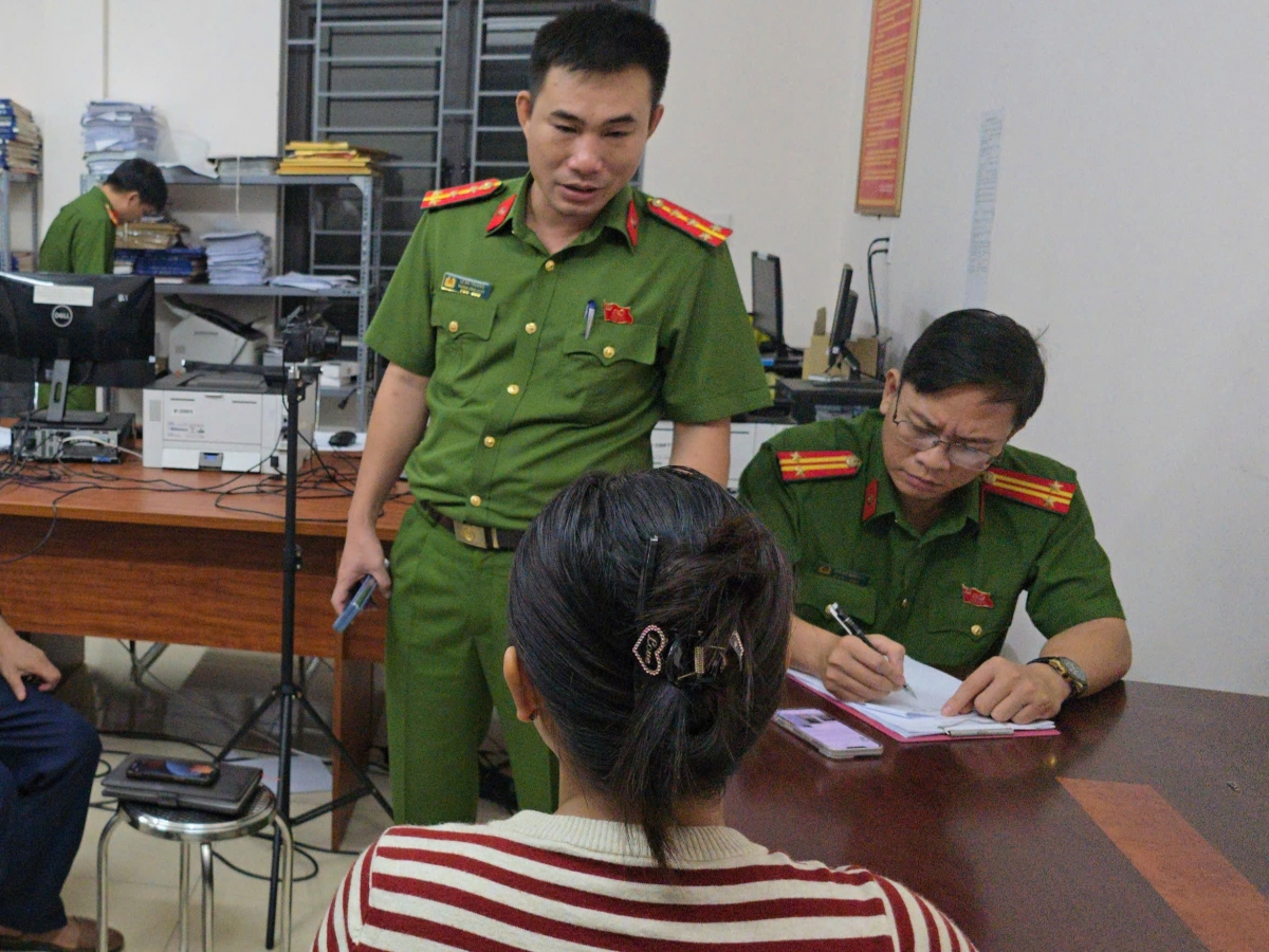 Công an xã Quảng Chính, tỉnh Thanh Hóa mời và làm việc với công dân C.T.H về việc đưa thông tin sai lệch lên mạng xã hội
