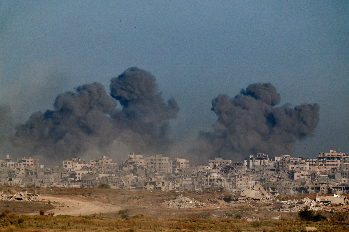 Khói bốc lên ở Gaza sau một vụ nổ. Ảnh: Reuters