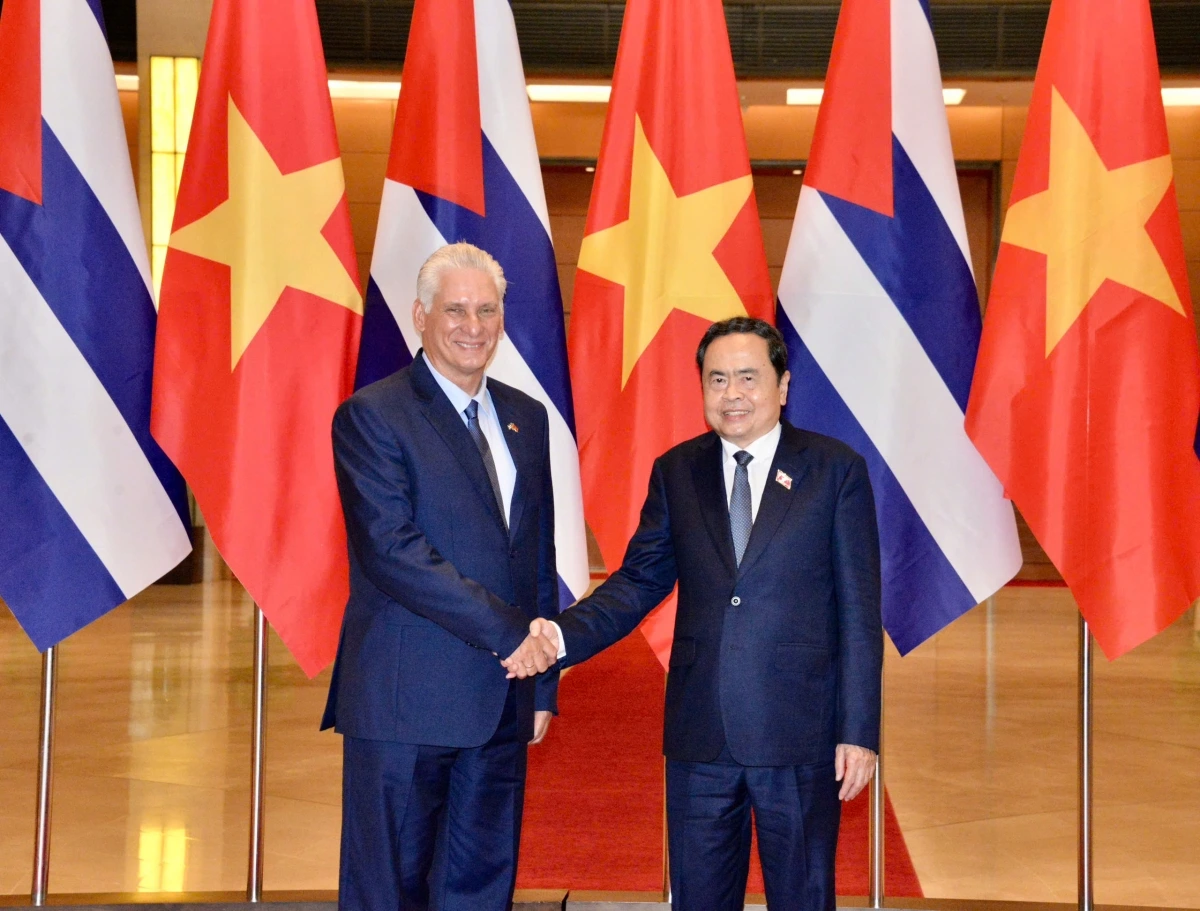 Chủ tịch Quốc hội Trần Thanh Mẫn đón Bí thư thứ Nhất Ban Chấp hành Trung ương Đảng Cộng sản Cuba, Chủ tịch nước Cộng hòa Cuba Miguel Diaz-Canel Bermudez.