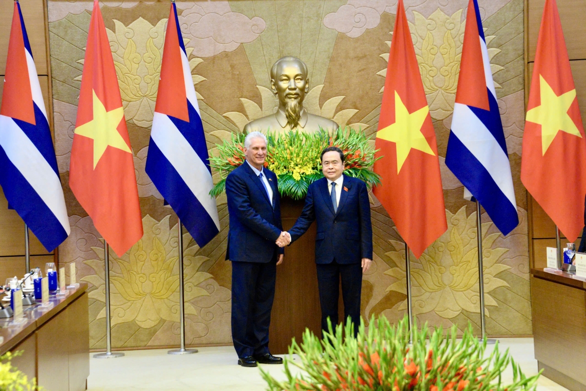 Chủ tịch Quốc hội Trần Thanh Mẫn đón Bí thư thứ Nhất Ban Chấp hành Trung ương Đảng Cộng sản Cuba, Chủ tịch nước Cộng hòa Cuba Miguel Diaz-Canel Bermudez.