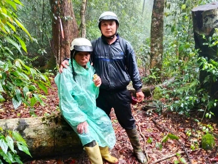 Lực lượng chức năng tìm thấy ông Hoanh giữa rừng sâu sau 6 ngày đi lạc. Ảnh: Người dân cung cấp