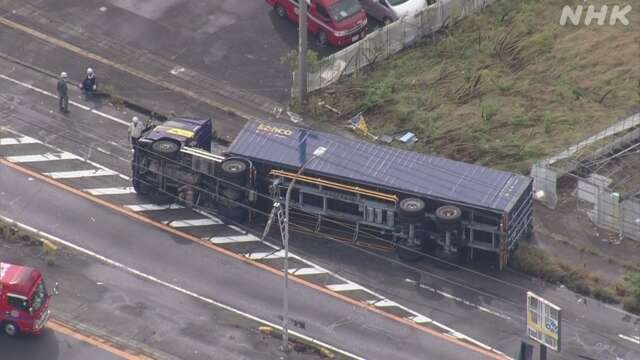Cuồng phong làm lật đổ cả xe tải cỡ lớn. Ảnh: NHK