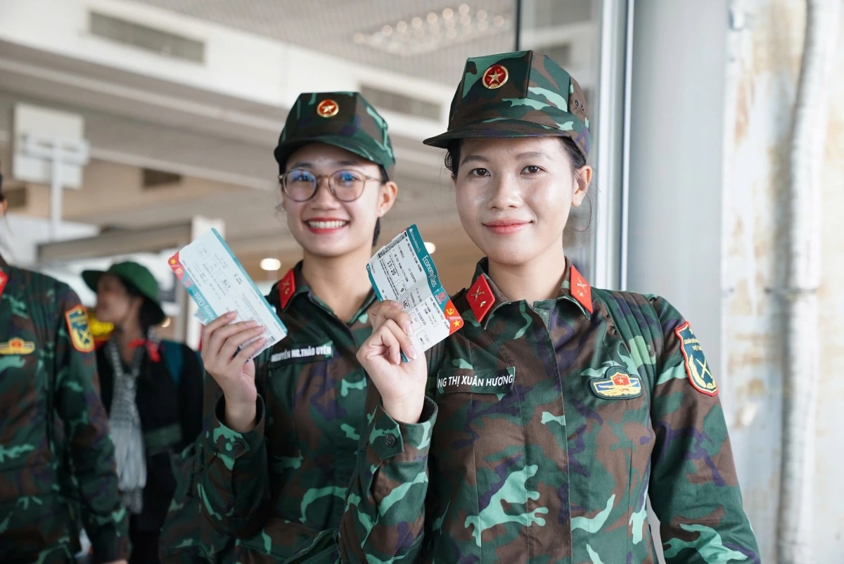 Chiến sĩ Nguyễn Thị Thu Thủy bày tỏ: “Hoàn thành nhiệm vụ tại A80 là niềm vinh dự và tự hào lớn lao đối với tôi. Xin cảm ơn Hãng Hàng không quốc gia Việt Nam đã đồng hành trong chặng đường trở về. Sau những tháng ngày huấn luyện vất vả tại Miếu Môn tôi mong chờ từng giây phút được sum vầy cùng gia đình”.