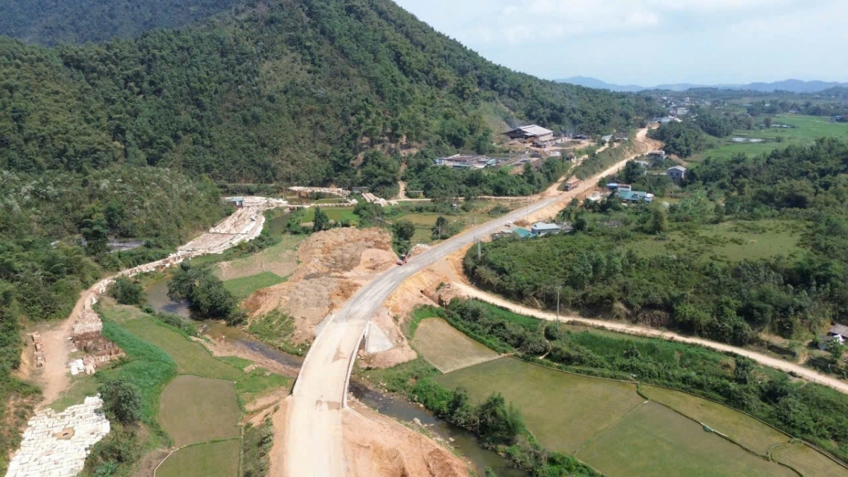 Dự án xây dựng tuyến đường liên kết giữa thị trấn Đà Bắc (Hòa Bình cũ) và xã Thanh Sơn với tổng mức đầu tư 250 tỷ đồng đang được triển khai và đang thành hình. Tuyến đường có tổng chiều dài 8,35 km, trong đó khoảng 1km nằm trên địa bàn thị trấn Đà Bắc và phần còn lại thuộc xã Tú Lý. Ảnh: Tuấn Trung.