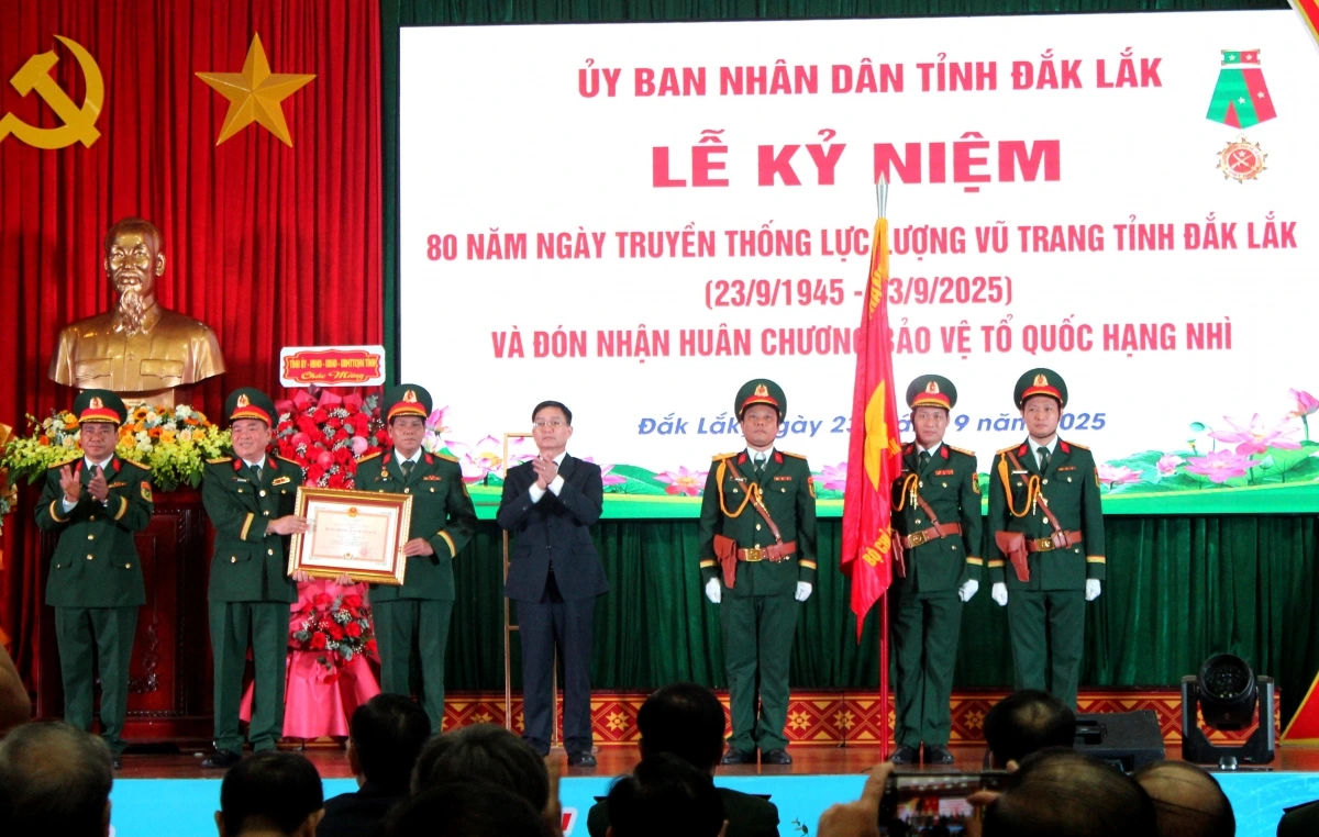 Lực lượng vũ trang Đắk Lắk đón nhận Huân chương Bảo vệ Tổ quốc hạng Nhì nhân dịp kỷ niệm 80 năm ngày truyền thống
