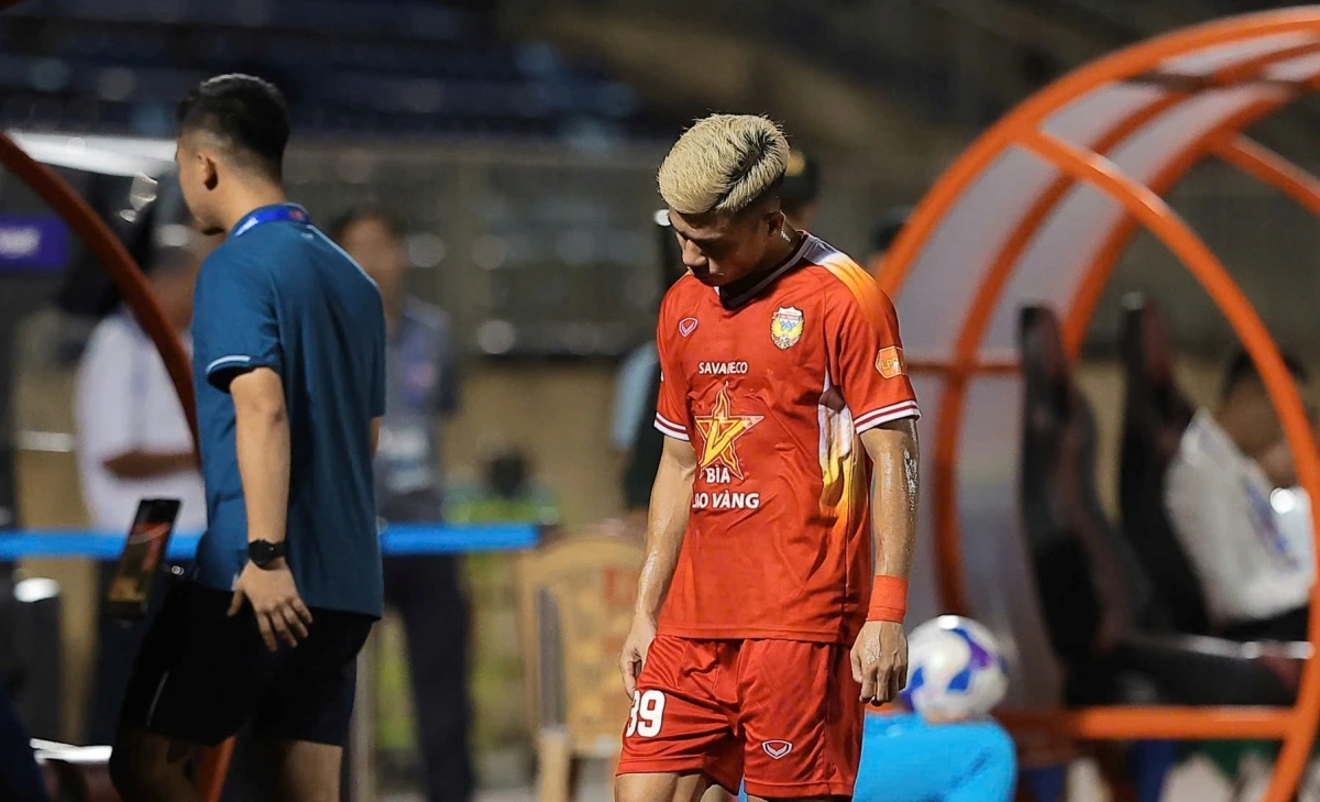 Huỳnh Tấn Tài bị treo giò ở vòng 6 V-League 2025/2026 (Ảnh: VPF).