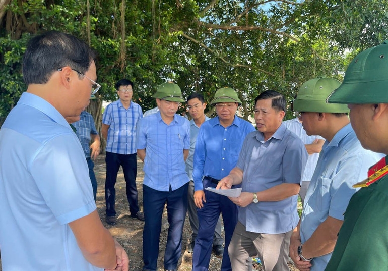 Lãnh đạo tỉnh Phú Thọ kiểm tra thực tế tại các điểm sạt lở thuộc địa bàn xã Tam Nông. Ảnh: UBND xã Tam Nông