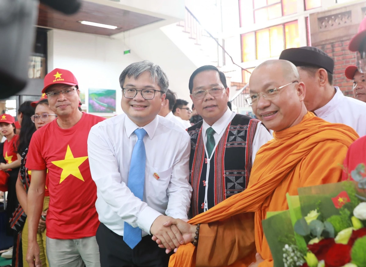 Phó Chủ tịch UBND Thành phố Hà Nội Trương Việt Dũng thăm hỏi các thành viên đoàn