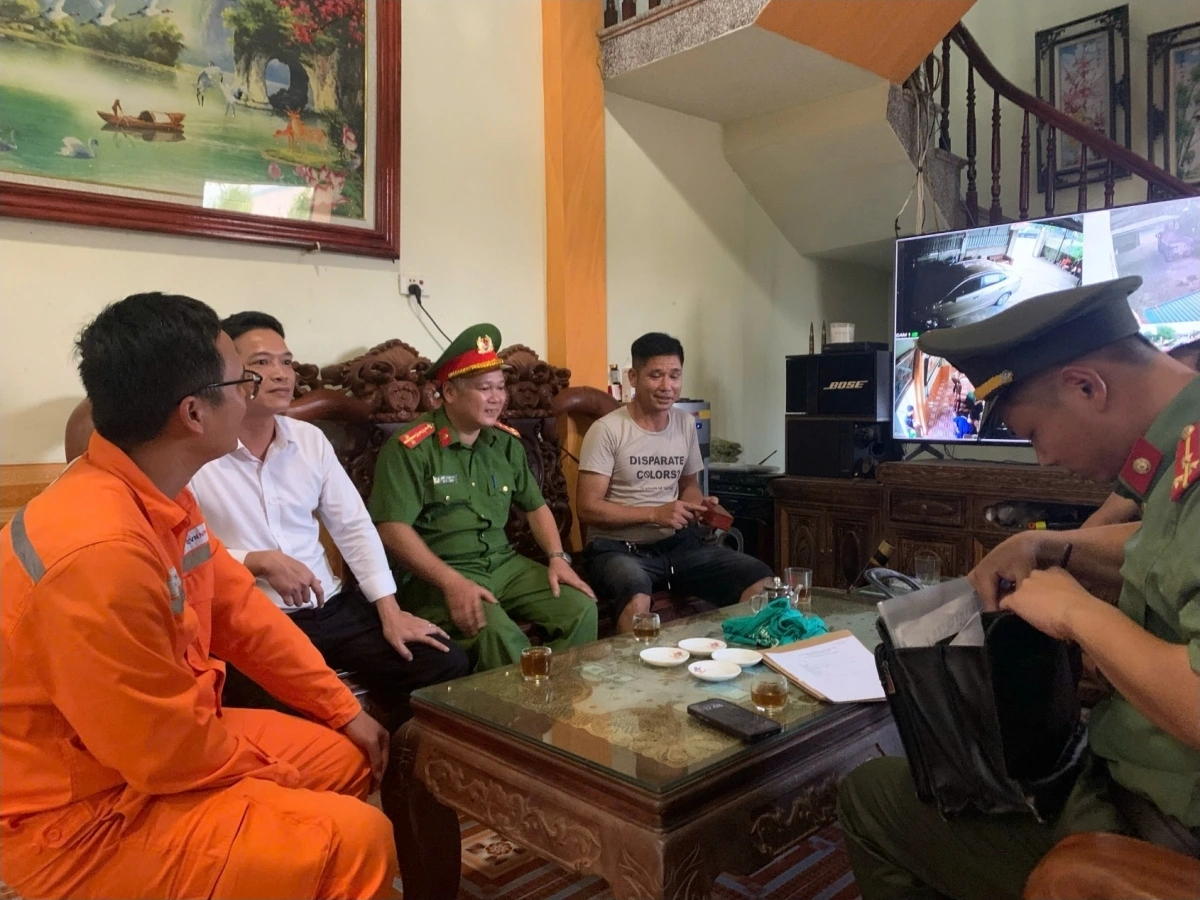 Đội Quản lý Điện lực khu vực Ân Thi phối hợp cùng khách hàng Hồ Văn Trường làm việc với Công an xã Ân Thi