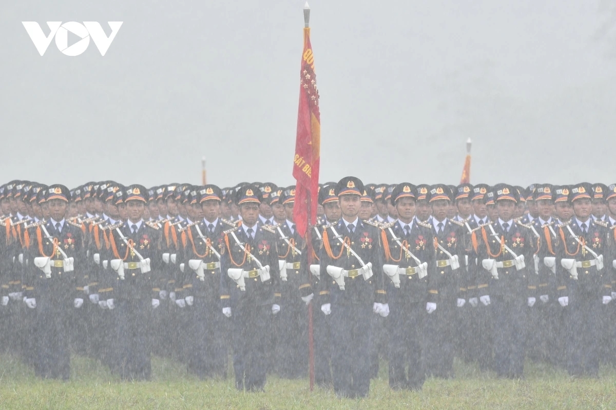 Hàng vạn chiến sĩ hiên ngang tổng hợp luyện diễu binh, diễu hành A80 giữa cơn mưa trắng trời.