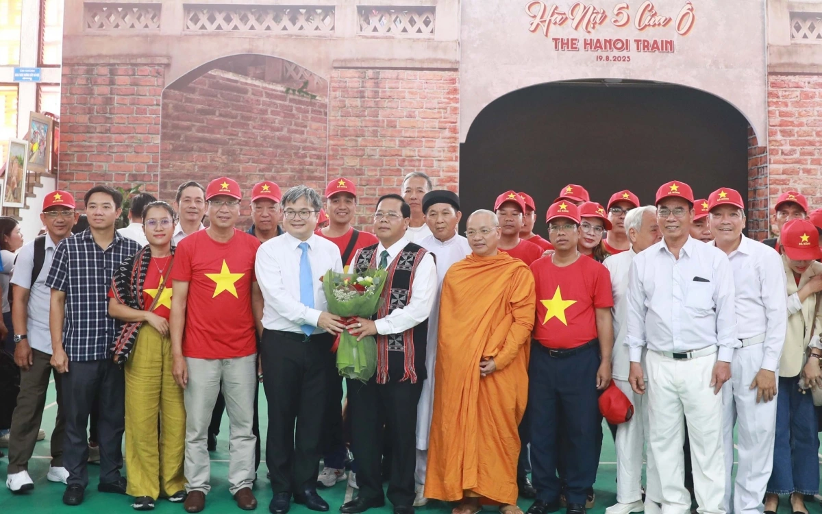 Phó Chủ tịch UBND Thành phố Trương Việt Dũng tặng hoa chúc mừng đoàn đại biểu thành phố Đà Nẵng tại ga Hà Nội.
