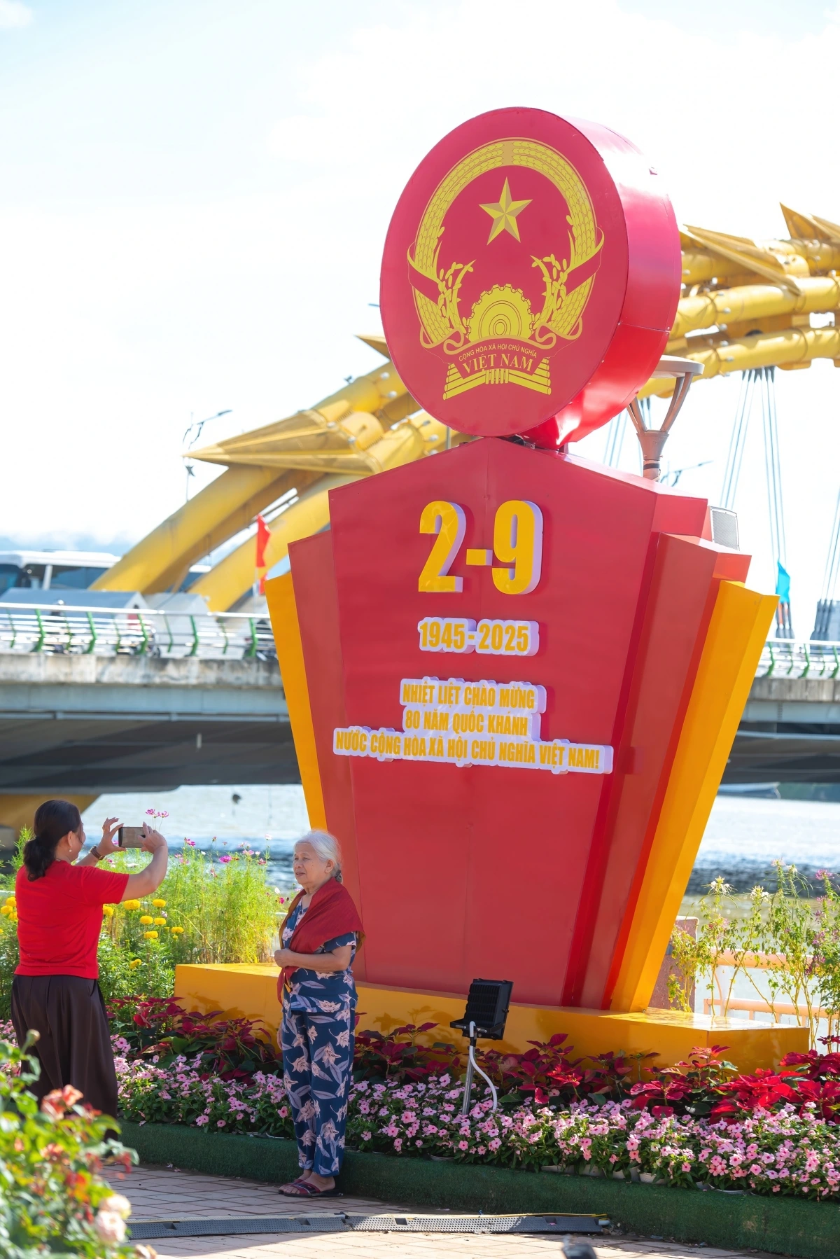 Một cụ già tranh thủ ghi lại khoảnh khắc đáng nhớ của đất nước.