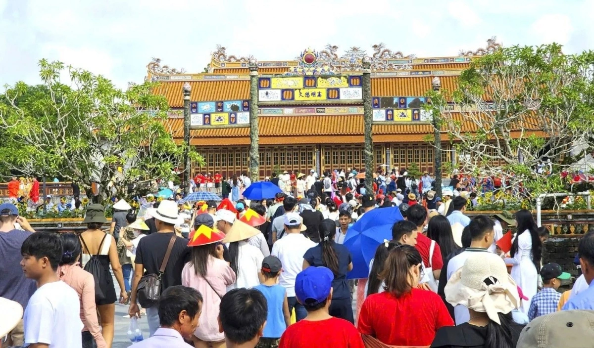Du khách tham quan khu di sản Huế