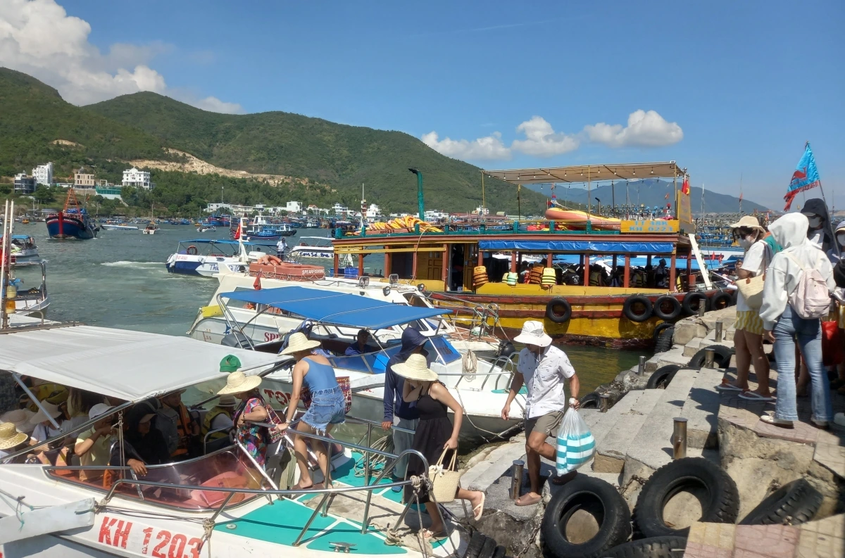 Biển, đảo Khánh Hòa thu hút đông đảo du khách