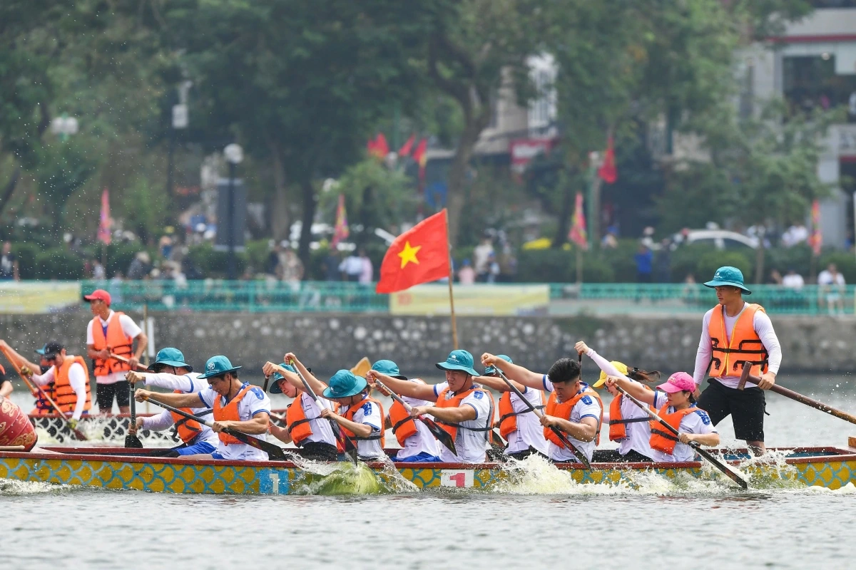 Lễ hội Bơi chải thuyền rồng &amp; Chèo SUP 2025, nơi văn hóa truyền thống gặp gỡ thể thao hiện đại.
