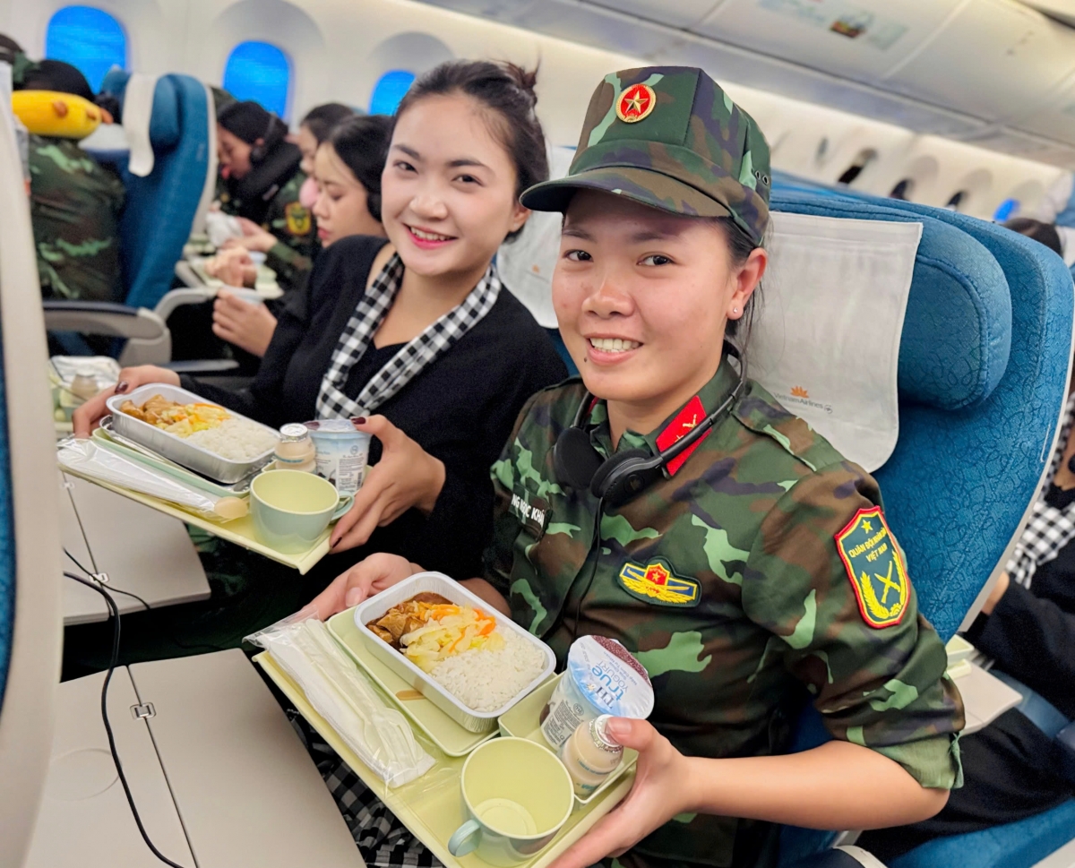 Bữa ăn trên không và giây phút nghỉ ngơi trên chuyến bay với dịch vụ tiêu chuẩn 4 sao quốc tế đã trở thành kỷ niệm đáng nhớ đối với các chiến sĩ.