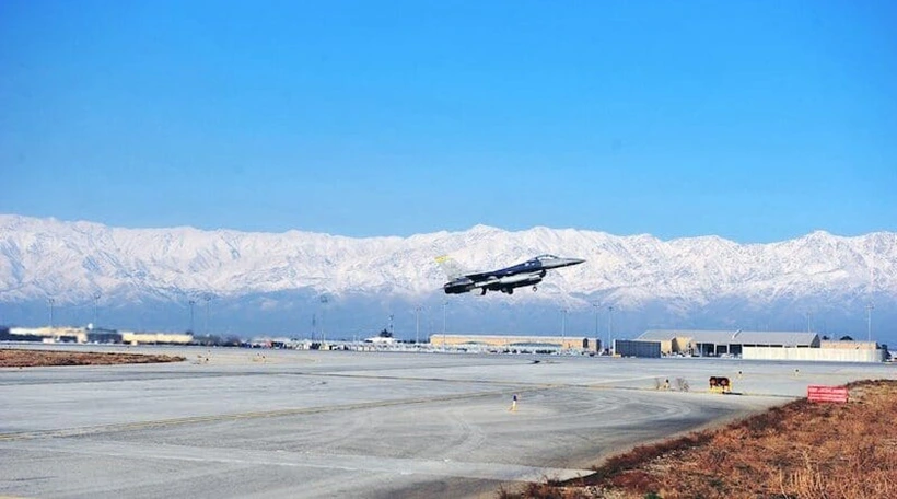 Máy bay chiến đấu F-16 của Không quân Mỹ cất cánh từ căn cứ không quân Bagram, Afghanistan, tháng 1/2015. Ảnh: Whitney Amstutz/Wikipedia Commons