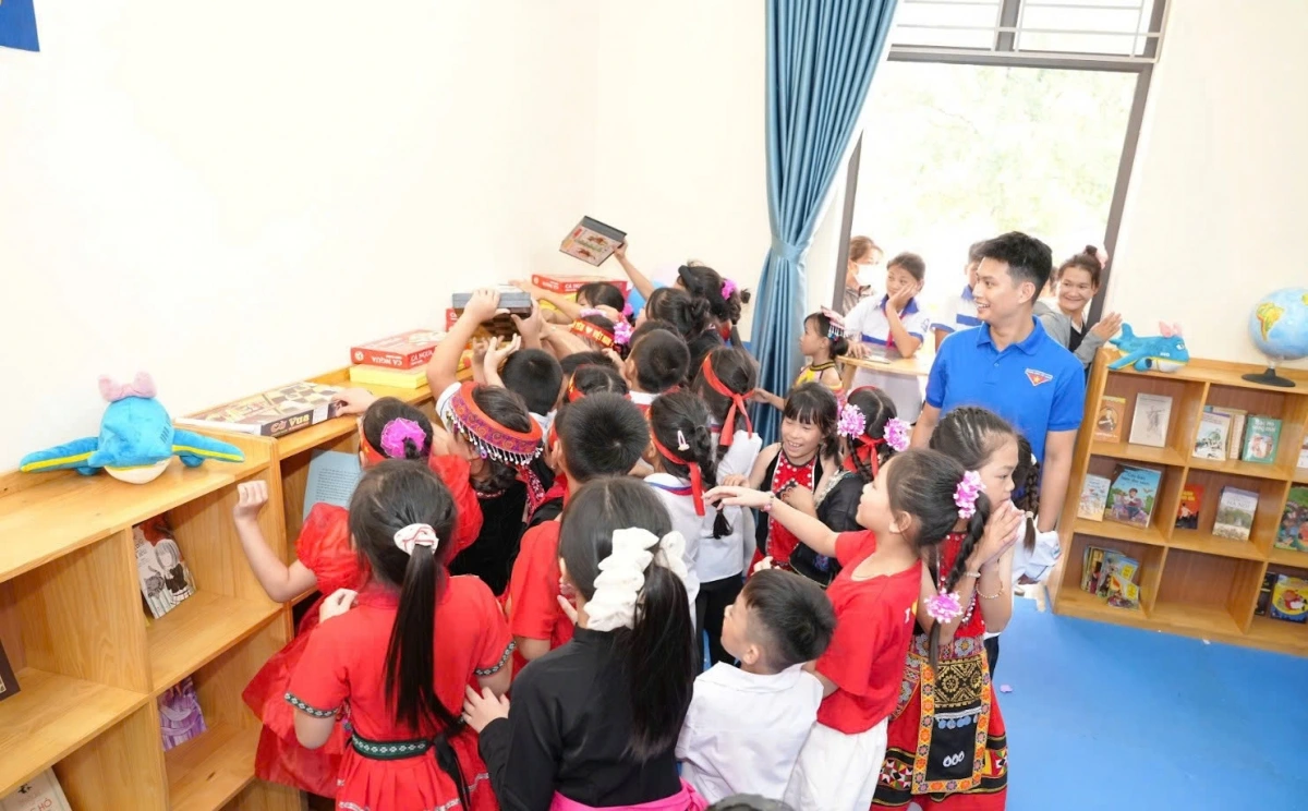 Giây phút háo hức của những bạn học sinh Trường 19-8 trước món quà mới