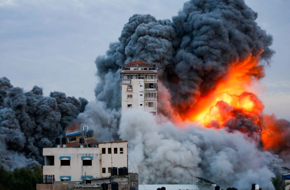 Gaza chìm trong biển lửa sau đợt tấn công của Israel. Ảnh: Reuters
