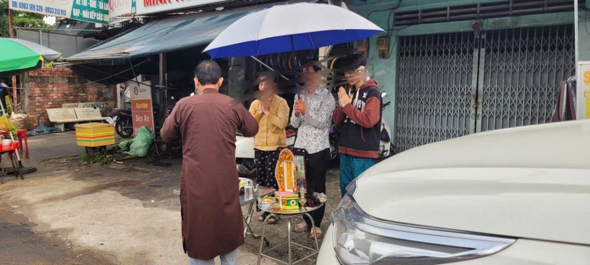 Gia đình một tử nạn tại ngã tư Đồng Tâm tổ chức lễ cúng cho nạn nhân bị  mất mạng do TNGT 