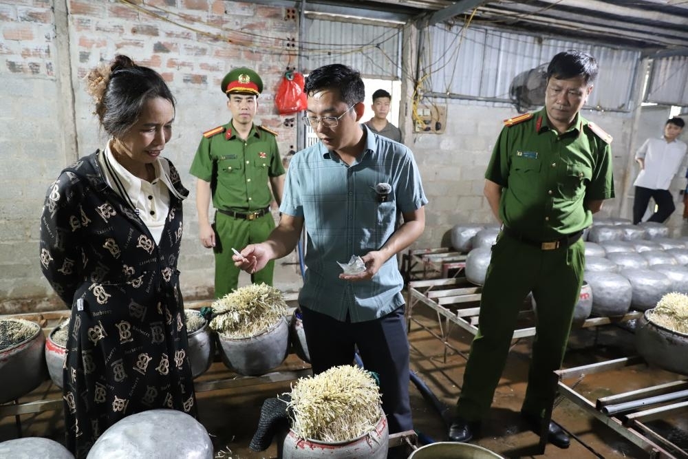 Lực lượng chức năng làm việc với chủ cơ sở. Ảnh: Hùng Cường.
