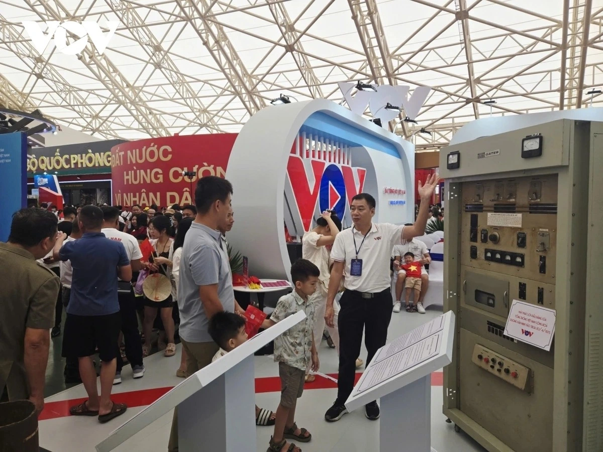 Khách xem triển lãm trải nghiệm tại gian trưng bày của VOV