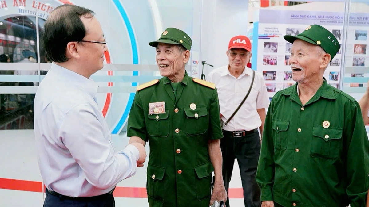 Tổng Giám đốc VOV Đỗ Tiến Sỹ trò chuyện cùng các cựu chiến binh tham quan gian trưng bày của VOV.