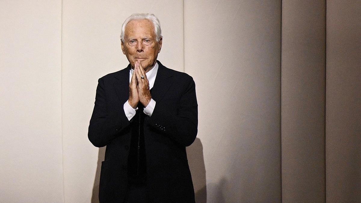 Giorgio Armani chào khán giả vào cuối buổi trình diễn thời trang được tổ chức tại Paris ngày 4/7/2023. (Ảnh: BERTRAND GUAY/AFP-JIJI)