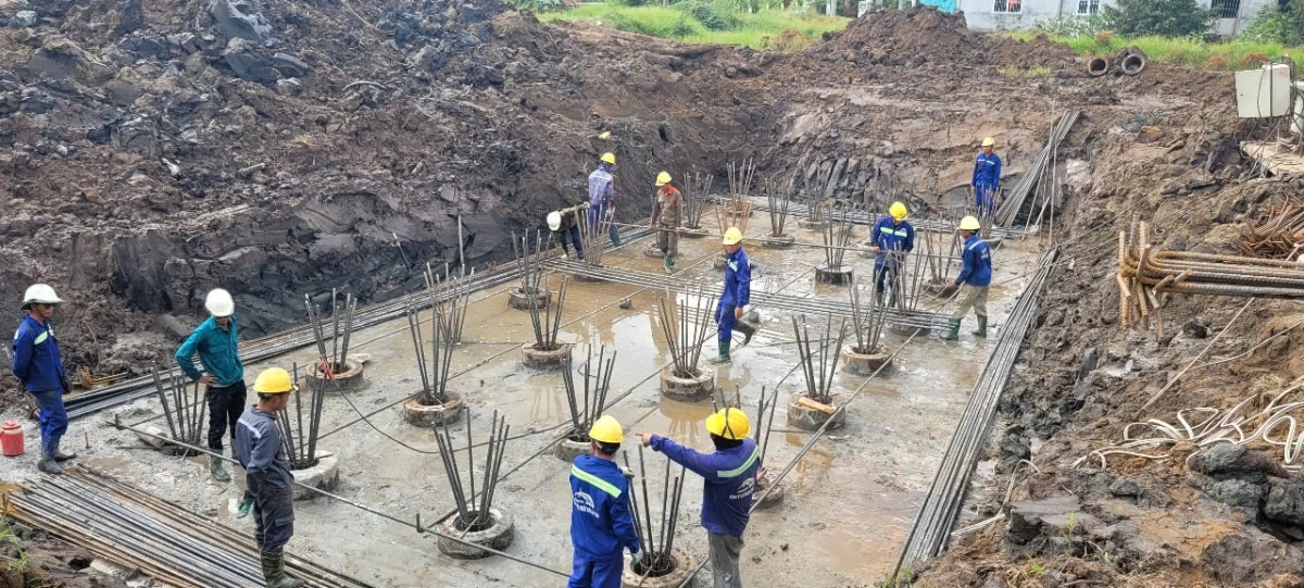 Cán bộ, công nhân của công ty cổ phần xây lắp 368 thi công trong điều kiện mưa bão bất thường
