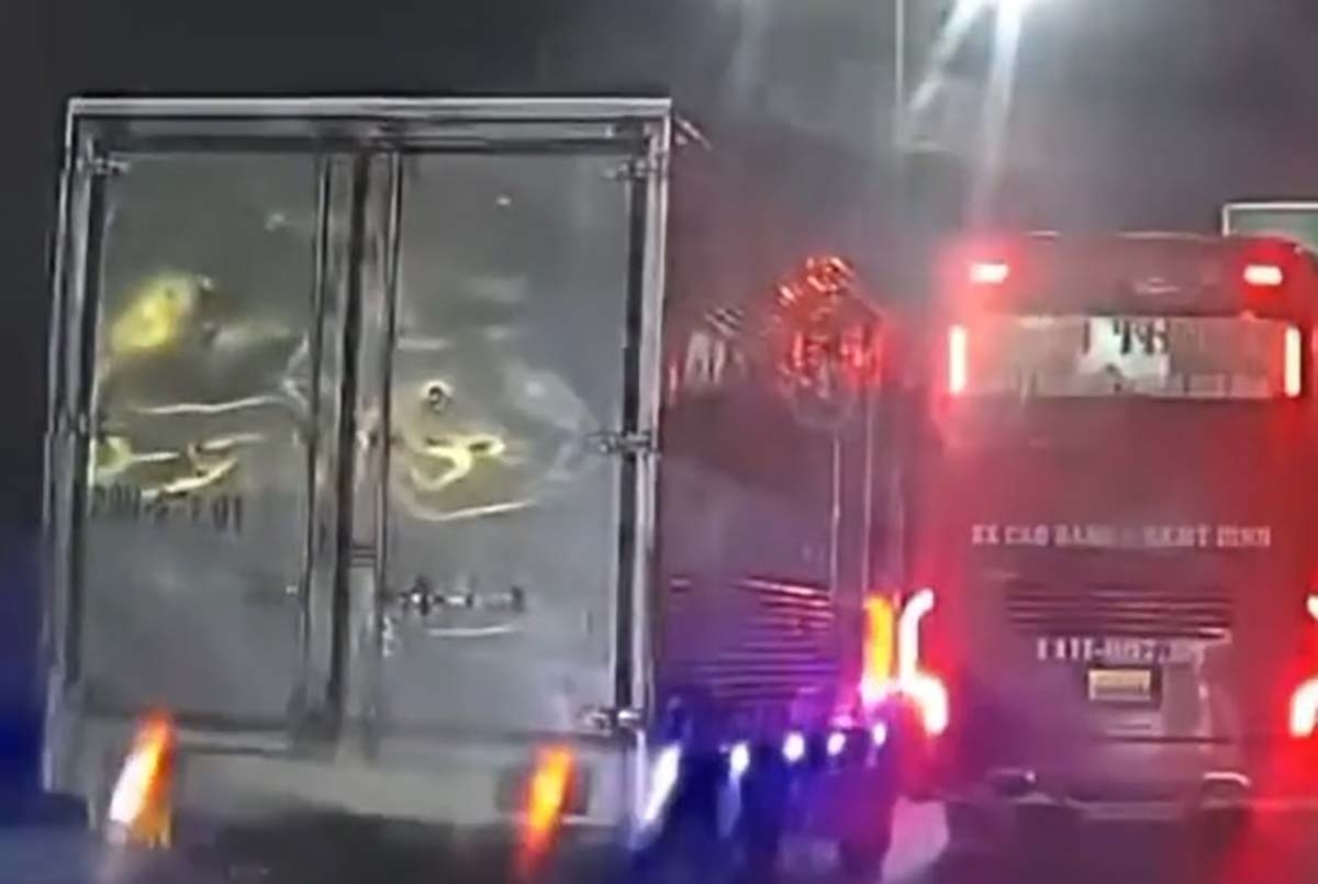 Ô tô khách chèn ép xe tải