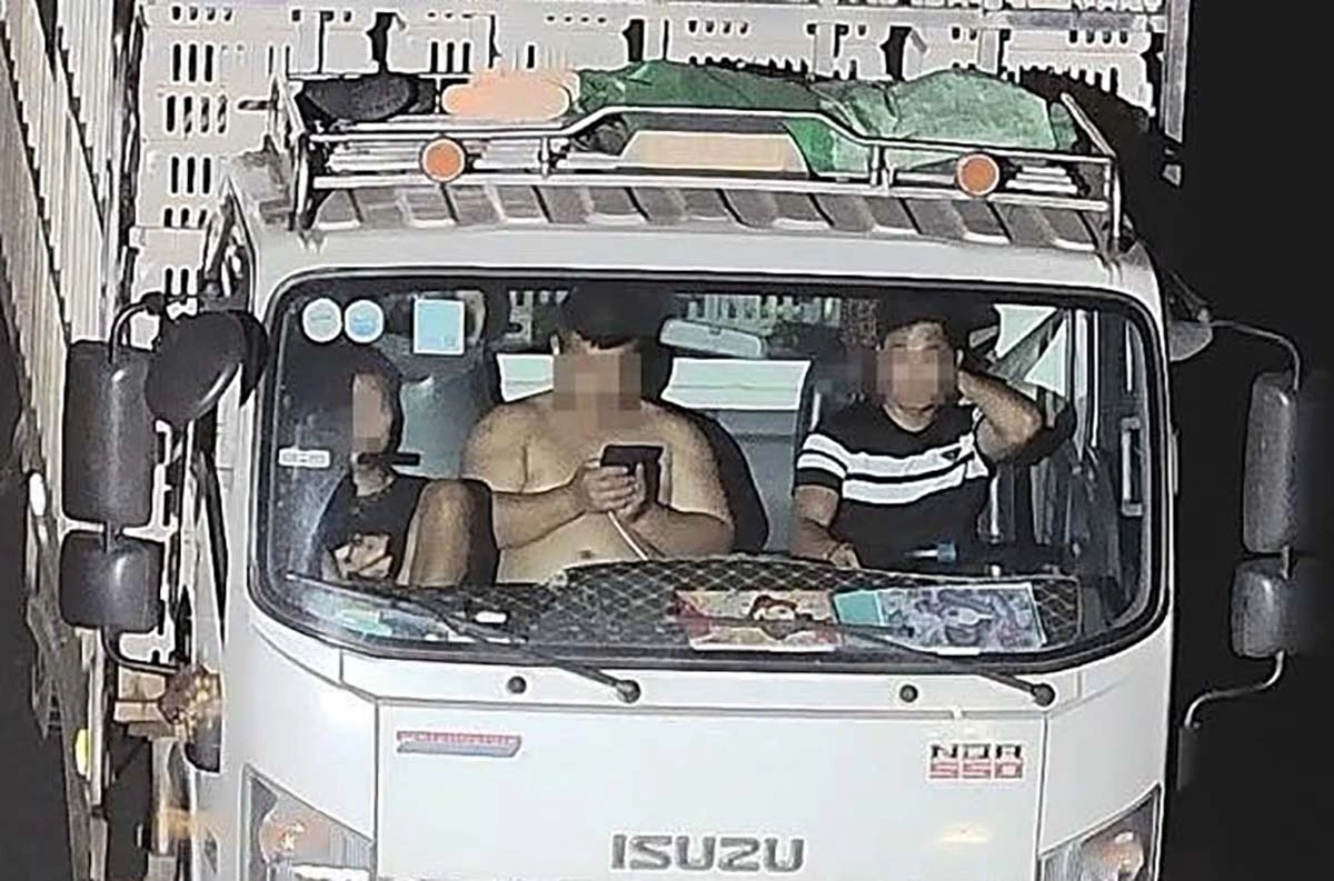 Trường hợp không thắt dây an toàn, di chuyển trên cao tốc Nội Bài - Lào Cai vào ban đêm bị camera phát hiện (Ảnh: Cục CSGT)