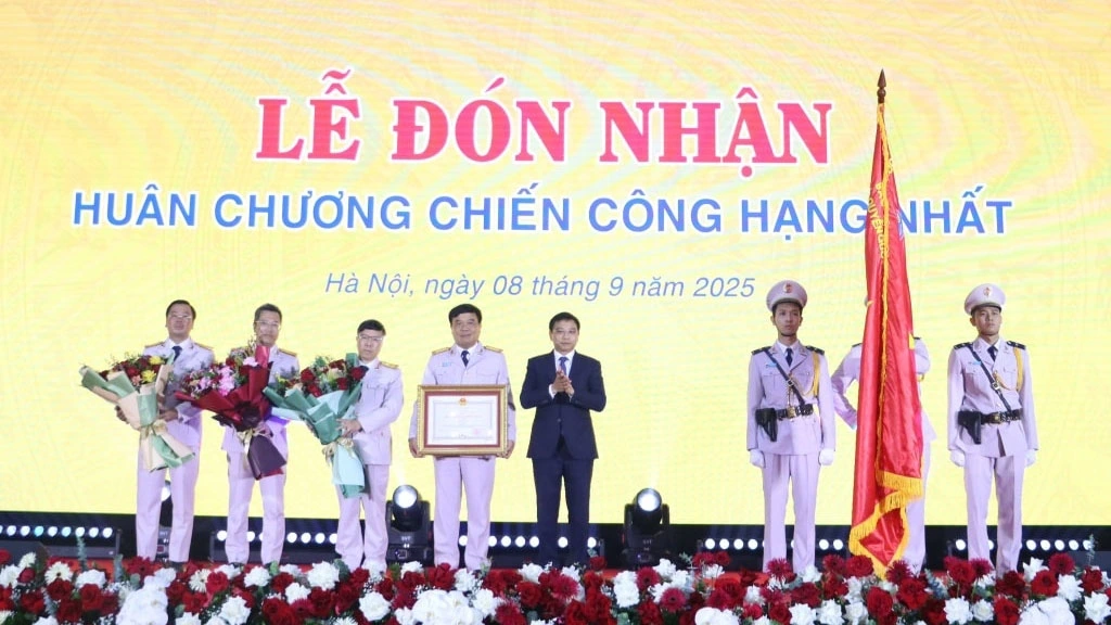 Thừa ủy quyền của Chủ tịch nước, Bộ trưởng Bộ Tài chính Nguyễn Văn Thắng trao Huân chương chiến công hạng Nhất tặng Cục Hải quan