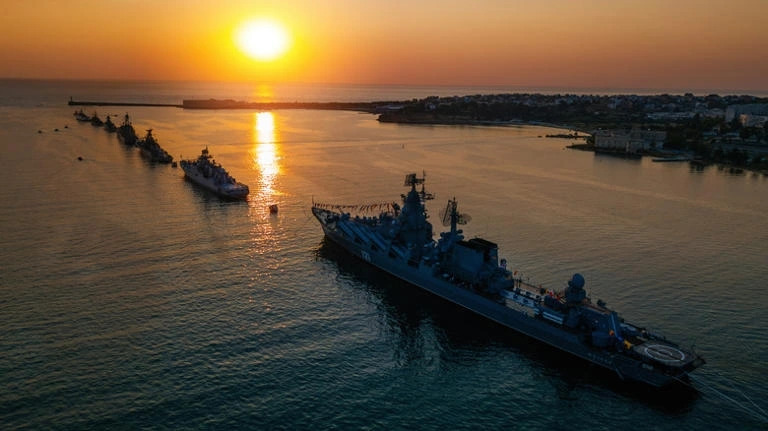 Hạm đội Nga diễu hành trên Vịnh Sevastopol. Ảnh: getty