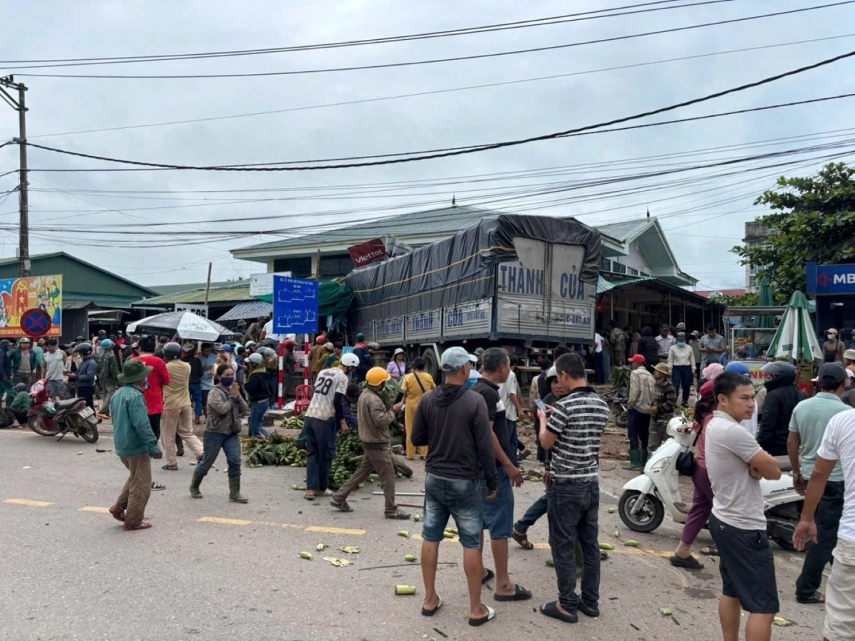 Hiện trường vụ xe tải mất lái lao vào chợ