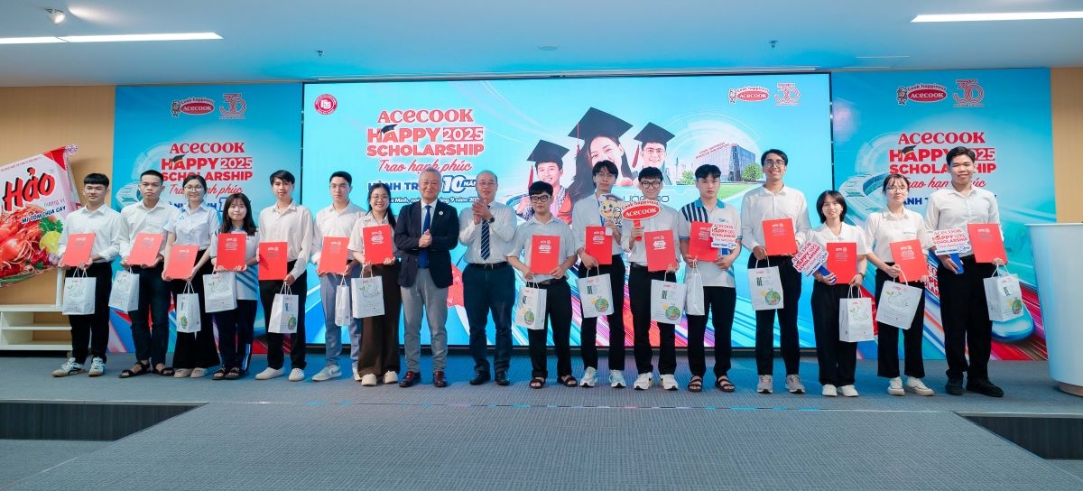 Ông Kaneda Hiroki - Tổng Giám đốc Acecook Việt Nam trao học bổng cho sinh viên